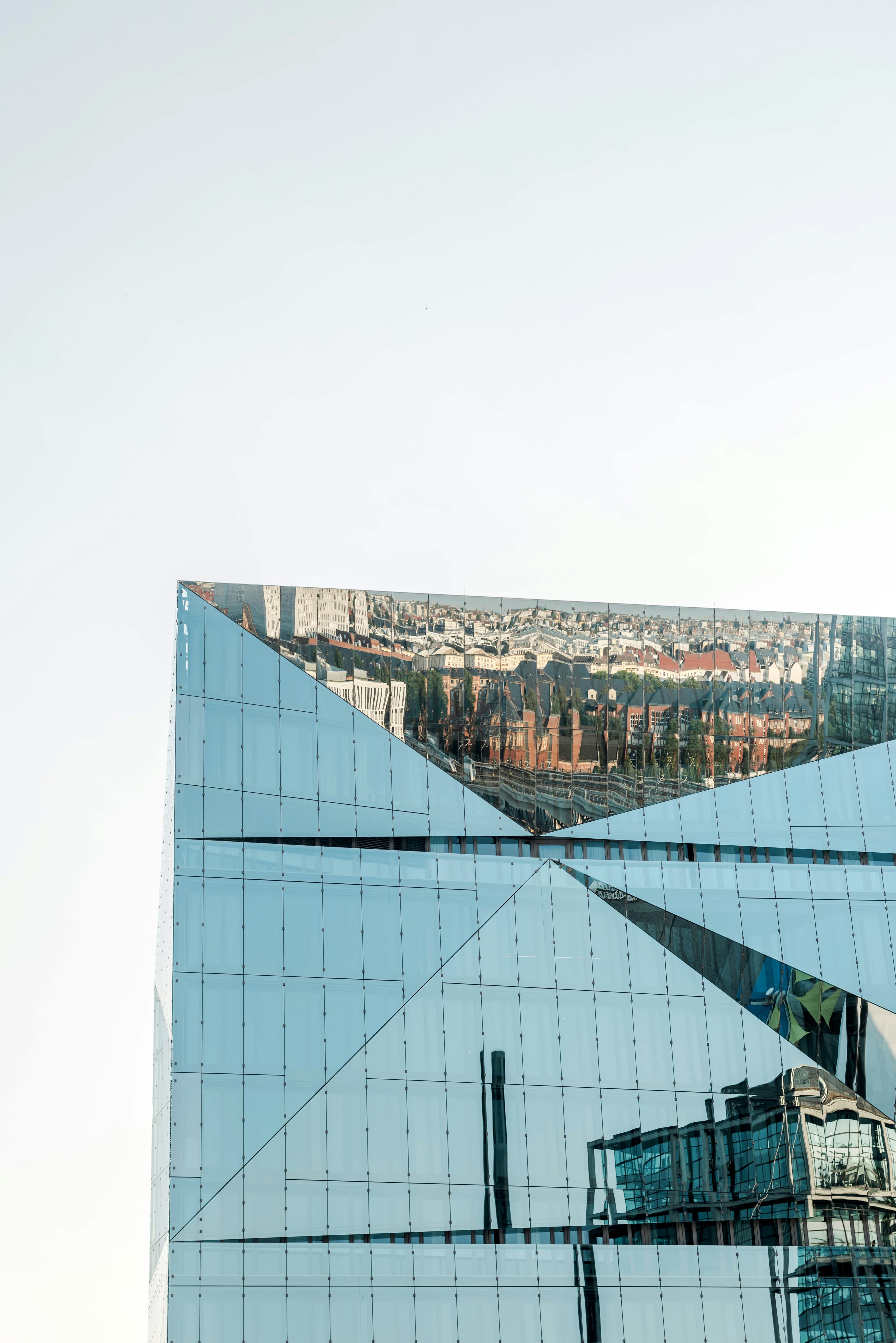 Moderne Architektur mit reflektierter Berliner Stadtansicht